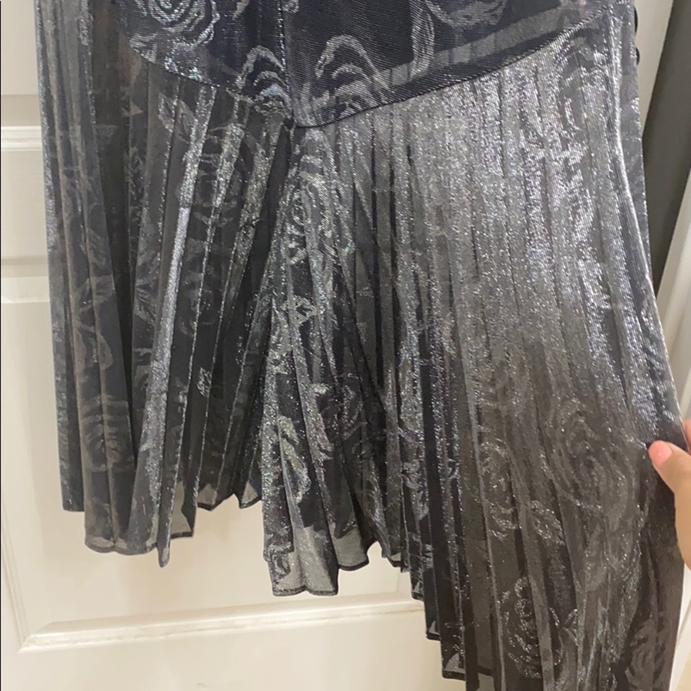 Metallic V-neck Gown - Picture 4 of 5